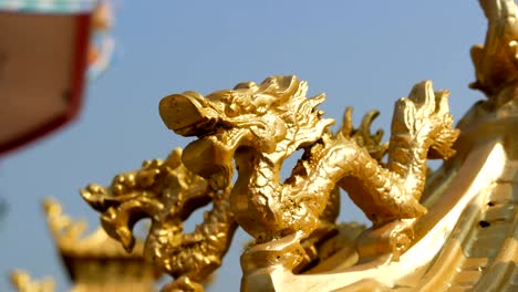 Goldene-Statue-des-chinesischen-Drachens-in-der-Tempelanlage.-Ornament-und-Dekoration-im-chinesischen-Tempel