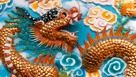 Wandskulptur-in-Form-von-großen-goldenen-chinesischen-Drachen.-Basrelief-im-chinesischen-Stil.-Originelle-Wanddekoration