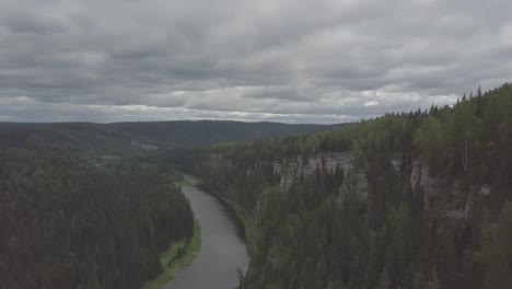 Flug-über-den-schönen-Berg-Fluss-und-schönen-Wald.-Clip.-Luftaufnahme-des-mystischen-Fluss-bei-Sonnenaufgang-mit-Nebel,-Sonne-über-dem-Fluss-Antenne