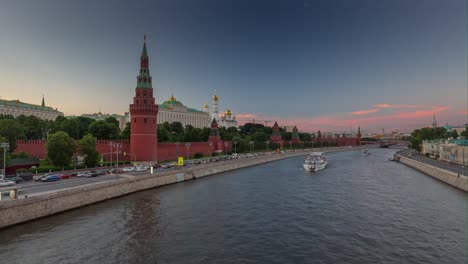 Sonnenuntergang-Dämmerung-Moskau-Fluss-Kreml-Verkehr-Panorama-4-k-Zeit-hinfällig,-Russland