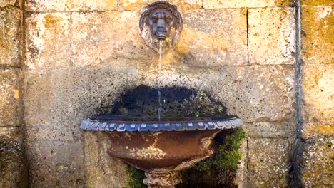 Wasser-fließt-auf-die-Straße-Brunnen-an-der-italienischen-Kleinstadt