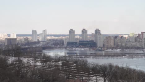 Kiev,-24-de-marzo-de-2018,-Ucrania.-Vista-de-la-ciudad-y-los-inmuebles-a-través-del-río-de-invierno-en-el-hielo.