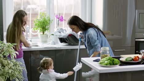 Poca-madre-de-la-niña-ayudando-a-limpieza-cocina