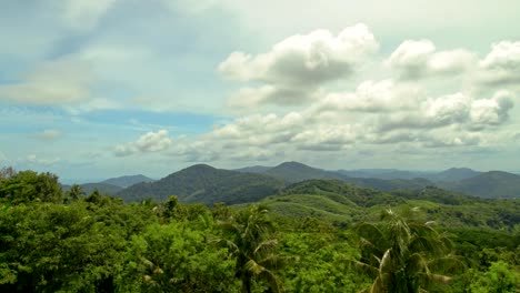 Sommer-Landschaft-aus-Bergen-und-dunklen-blauen-Himmel.-Zeitraffer