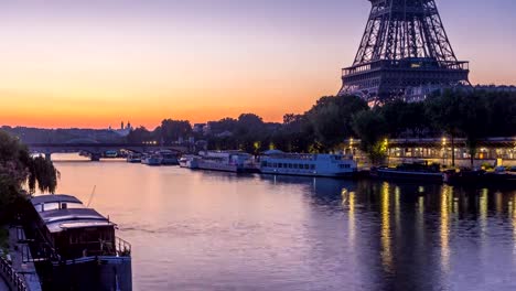 Torre-Eiffel-y-la-noche-de-río-Sena-al-día-timelapse,-París,-Francia