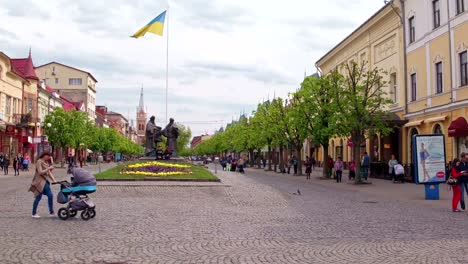 Vista-aérea-Plaza-de-la-paz-de-Mukachevo.-Muy-cerca-se-encuentra-la-capilla-gótica-de-San-José,-Ayuntamiento-і-Catedral-Iglesia-de-San-Martine.-Cárpatos-del-este.-Ucrania