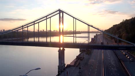 Aerial-shooting-Fußgänger-Brücke-von-Kiew-auf-Sonnenaufgang.-Sommermorgen-in-Kiew-Dniepeer-Fluss.-Ukraine.-Europäische-Stadt