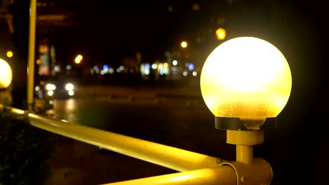 Personas-a-pie-en-la-ciudad-de-noche.-En-el-coche-que-va-de-camino.-Ciudad-de-noche.-Están-brillando-las-luces-de-la-noche.