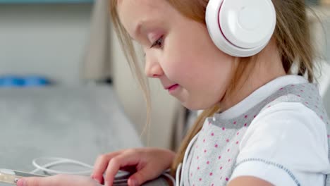 Little-Girl-Listening-to-Music-on-Mobile-Phone