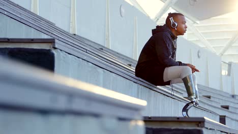 Menschen-mit-Behinderungen-sportlich-sitzen-an-Sportstätte-4k