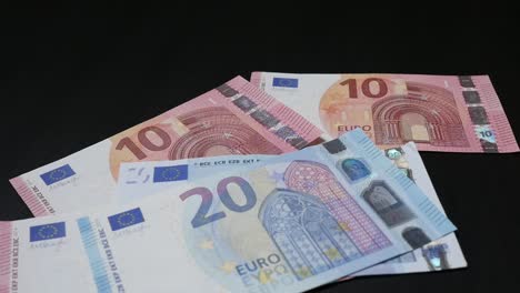 Contar-valores-diferentes-de-billetes-de-Euro-en-cámara-lenta-imágenes-de-HD-1080p---mucho-de-la-Unión-Europea-de-billetes-cayendo-en-video-de-mesa-lenta-1920-X-1080-FullHD