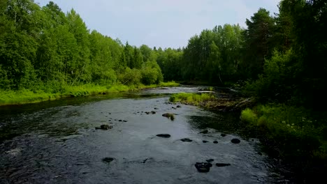 Volando-encima-del-río-bosque-rápido-en-Karelia,-Rusia