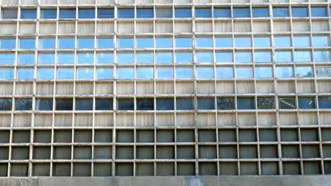 Fassade-aus-Wolkenkratzer.--Viele-Fenster-geometrisch.