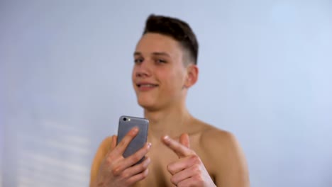 Lustige-Teenager-machen-Selfie-im-Badezimmer,-so-wie-selbstbewusst,-cool