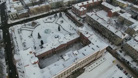 Ciudad-invernal-en-la-nieve-con-vista-a-los-ojos-de-pájaro.