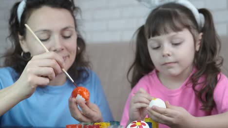 La-familia-se-prepara-para-la-Pascua.