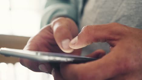 Nahaufnahme-der-Hände-tippen-auf-ein-Telefon-im-Café