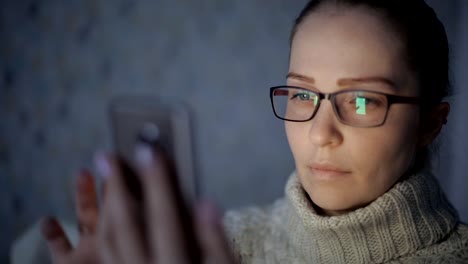 Mujer-caucásica-utiliza-teléfono-inteligente,-la-pantalla-del-teléfono-se-refleja-en-las-gafas-red-social,-tecnología,-concepto-de-comunicación