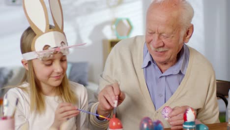 Amoroso-abuelo-jugando-con-nieta-en-Pascua