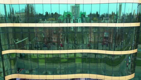 Cityscape-reflection-in-the-mirror-windows-of-a-modern-architecture.