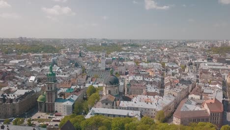 Lvov,-Ucrania.-Ciudad-aérea-de-Lviv,-Ucrania.-Panorama-del-casco-antiguo.-Dominicana