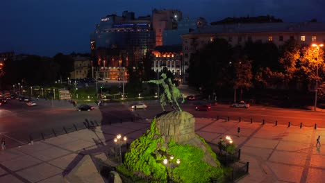 Vuelo-nocturno-alrededor-del-monumento-a-Bogdan-Khmelnitsky-en-Kiev