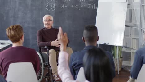 Profesor-discapacitado-discutiendo-respuesta-con-estudiante