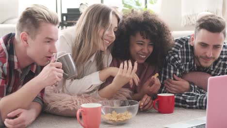 Freunde,-die-Film-auf-dem-Laptop-anschauen