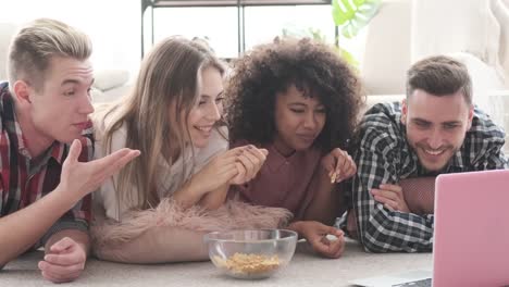 Freunde,-die-Snacks-haben-und-Filme-anschauen