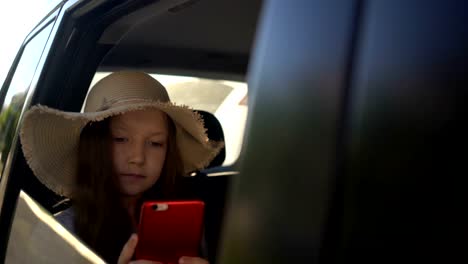 girl-with-straw-hat-sharing-social-media-in-a-smart-phone.-road-trip-concept