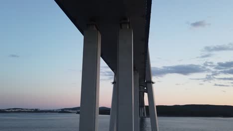 Paisaje-marino-con-vistas-al-apoyo-del-puente-ruso.