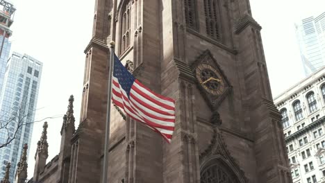 Amerikanische-Flagge.-Kirche-von-New-York.