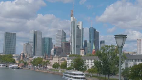 Flying-through-the-streets-of-Frankfurt