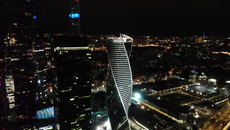 Großes-Panorama-des-Geschäftszentrums-Moskau-City-bei-Nacht