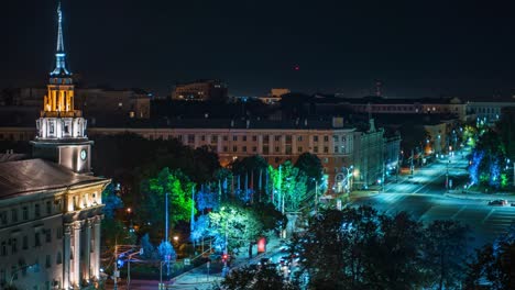 Zeitraffer-der-beleuchteten-Straßenkreuzung-in-Deronesch-Innenstadt-mit-Autoverkehr-in-der-Nacht