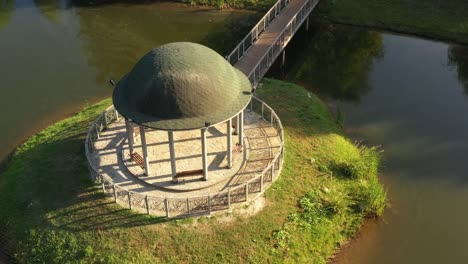 Theophania-Park,-ein-Pavillon-auf-einer-kleinen-Insel-in-der-Mitte-des-Sees,-Blick-auf-die-Oberansicht,-Drohnenflug