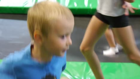 Der-autistische-Junge-springt-auf-ein-Trampolin