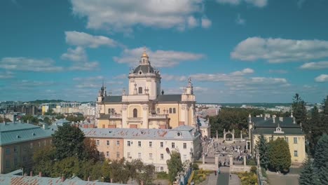 Vista-aérea-de-la-iglesia-de-la-catedral-de-San-Jorge-en-la-ciudad-de-Lviv,-Ucrania