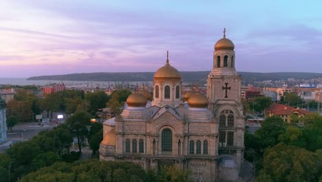 Paisaje-urbano-de-Varna,-vista-aérea-sobre-la-ciudad-y-la-Catedral-de-la-Asunción