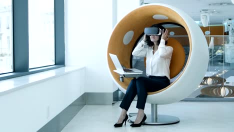 Businesswoman-enjoying-virtual-reality