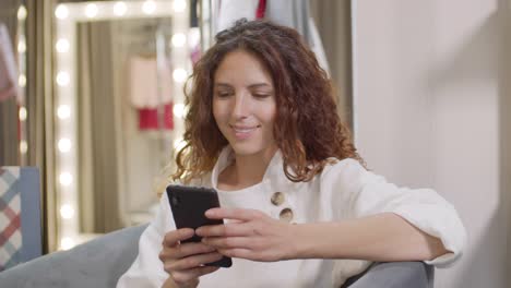 Mujer-descansando-en-el-sillón-en-el-centro-comercial