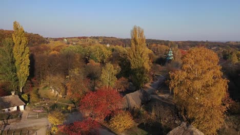 Dorfhäuser-unter-Reetdach.