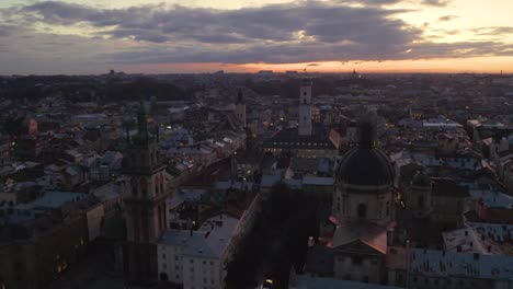 vuelo-por-encima-de-los-tejados-al-atardecer.-antigua-ciudad-europea.-Ucrania-Lviv