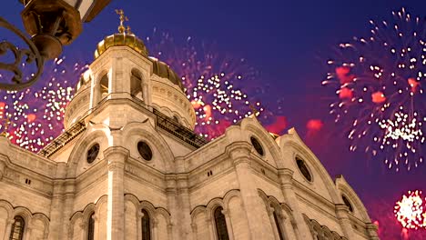 Fuegos-artificiales-sobre-la-Catedral-de-Cristo-Salvador,-Moscú,-Rusia.