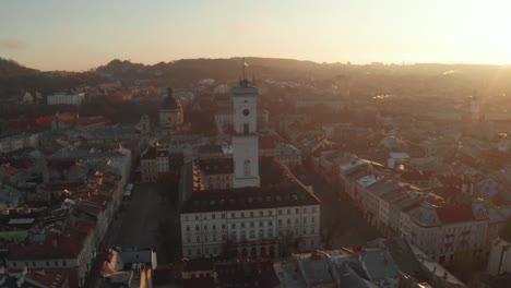 vuelo-por-encima-de-los-tejados-al-atardecer.-antigua-ciudad-europea.-Ucrania-Lviv