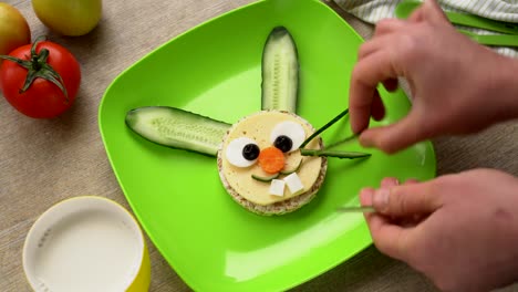 Snack-de-arte-de-comida-saludable-para-niños.-Cara-divertida-en-un-plato