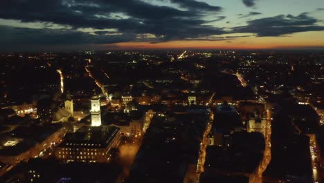 vuelo-por-encima-de-los-tejados-al-atardecer.-antigua-ciudad-europea.-Ucrania-Lviv