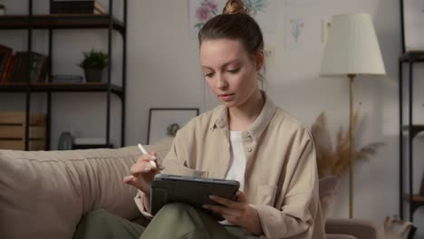 Künstler-Malerei-Anlage-am-Arbeitsplatz-oder-Frau-mit-Tablet-und-Bleistift-für-Kunstwerk