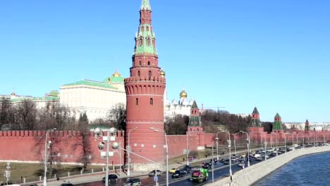 Embankment-of-the-Moskva-River-near-the-Moscow-Kremlin-and-the-daily-traffic,-Moscow,-Russia