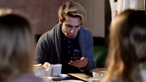 Junge-Hipster-Surfen-Internet-auf-Smartphone